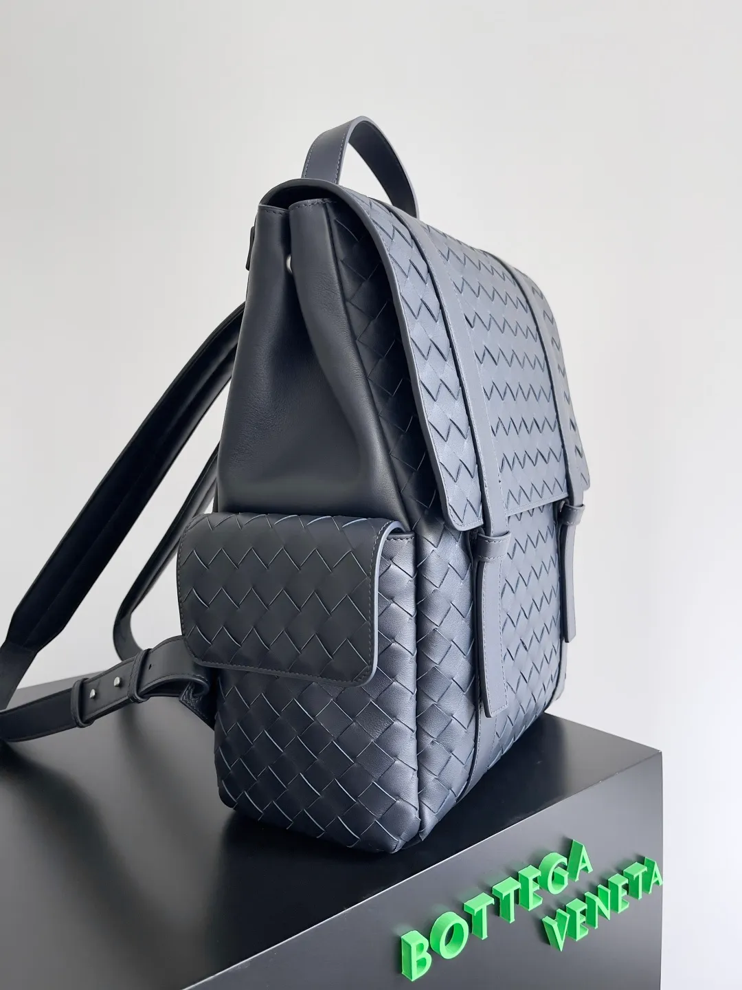 Batch 2560 Bottega Veneta's new Back To School backpack uses the iconic Intrecciato weaving leather process. Craftsmen use fine soft calfskin to weave it by hand. The weaving is tight and regular, and the texture is three-dimensional. The luster of the leather is super high-end, and the woven design of two different leathers creates a unique sense of layering. The flip-open design is equipped with two external flap pockets. It is super versatile whether it is for work, travel or daily life, and the capacity is also very practical.  The Back-To-School backpack is lighter than previous backpacks, and the space is large but not bulky. There are compartments for laptops and documents on the inner layer. The style is personalized, and it looks good and is easy to match. Carrying this backpack will double your chances of returning! Style number: 805971 Size: 39*31*14cm